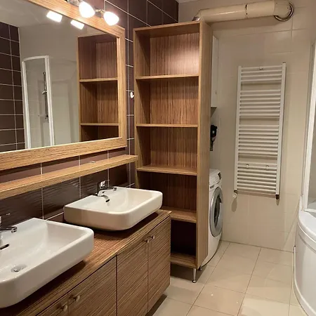 Smack In The Heart Of Old Town Apartment *
